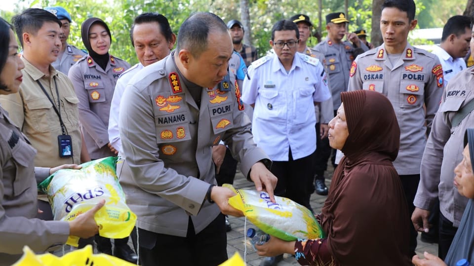 Polresta Malang Kota Gelar Pemeriksaan Kesehatan dan Pasar Murah Sambil Tanam Jagung