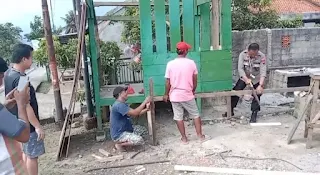 Polsek Banyumas Perkuat Sinergi dengan Warga Melalui Kerja Bakti dan Bantuan Material Pos Kamling