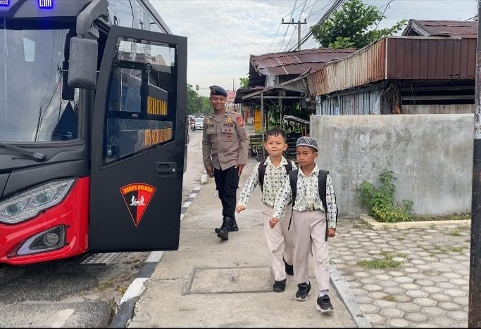 Satbrimob Polda Kalteng Luncurkan Bus Sekolah Gratis untuk Pelajar