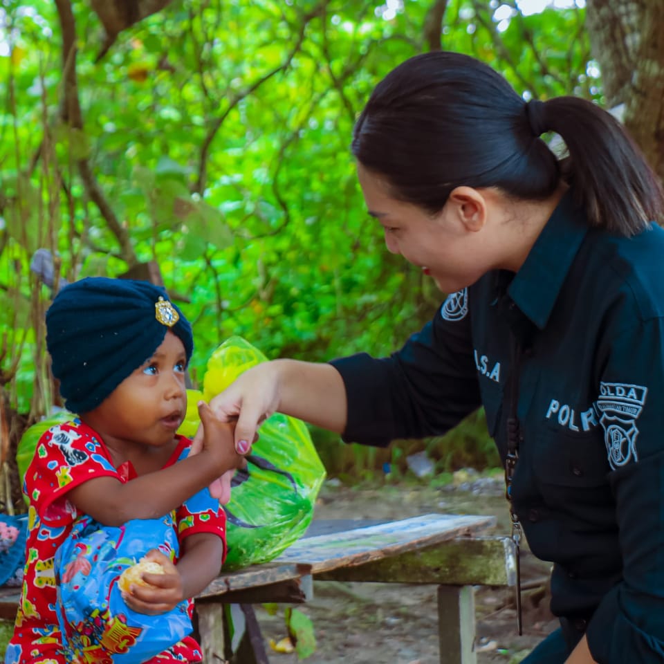 Satgas Humas Ops Damai Cartenz Tebar Kebaikan untuk Warga dan Anak-Anak di Jayapura