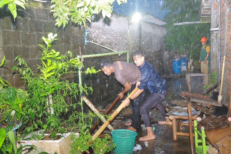Wujud Kepedulian Lingkungan, Polresta Cilacap Ajak Warga Bersihkan Saluran Air