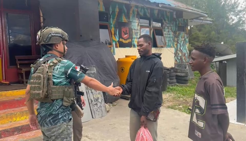 Wujudkan Kedekatan dengan Masyarakat, Operasi Damai Cartenz Gelar Kegiatan Humanis di Enarotali