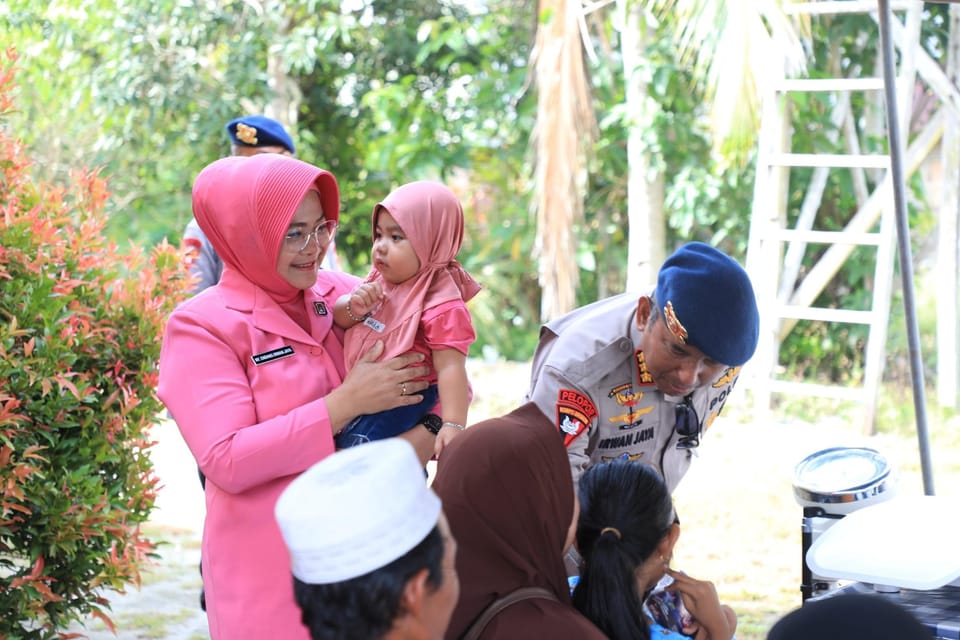 Brimob Kalteng Hadir untuk Rakyat: Gelar Pengobatan Gratis di Kelurahan Marang, Warga Antusias Sambut Bakti Kemanusiaan