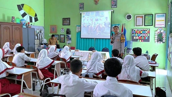 Cegah Penyalahgunaan Narkoba, Bhabin di Kota Malang Beri Penyuluhan ke Siswa SD