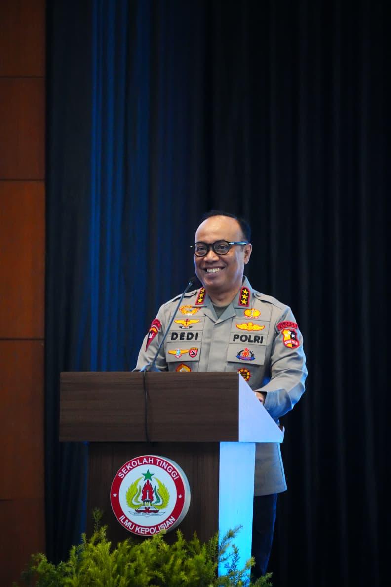 Fakultas Hukum UB Anugerahkan Penghargaan Kepemimpinan Publik kepada Wakapolri