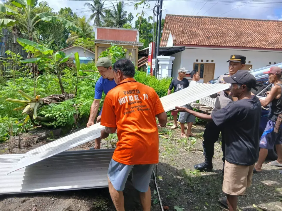 Gerak Cepat Polsek Wangon, Gotong Royong Perbaiki Rumah Warga Jurangbahas