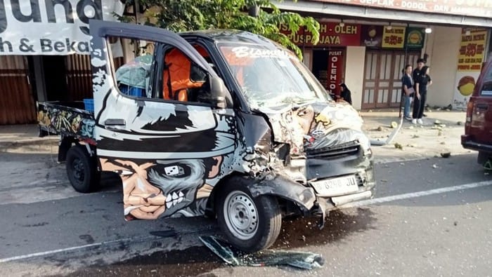 Kecelakaan di Prambanan Klaten, Pikap Hantam Innova dan Tiang Listrik Akibat Sopir Diduga Mengantuk