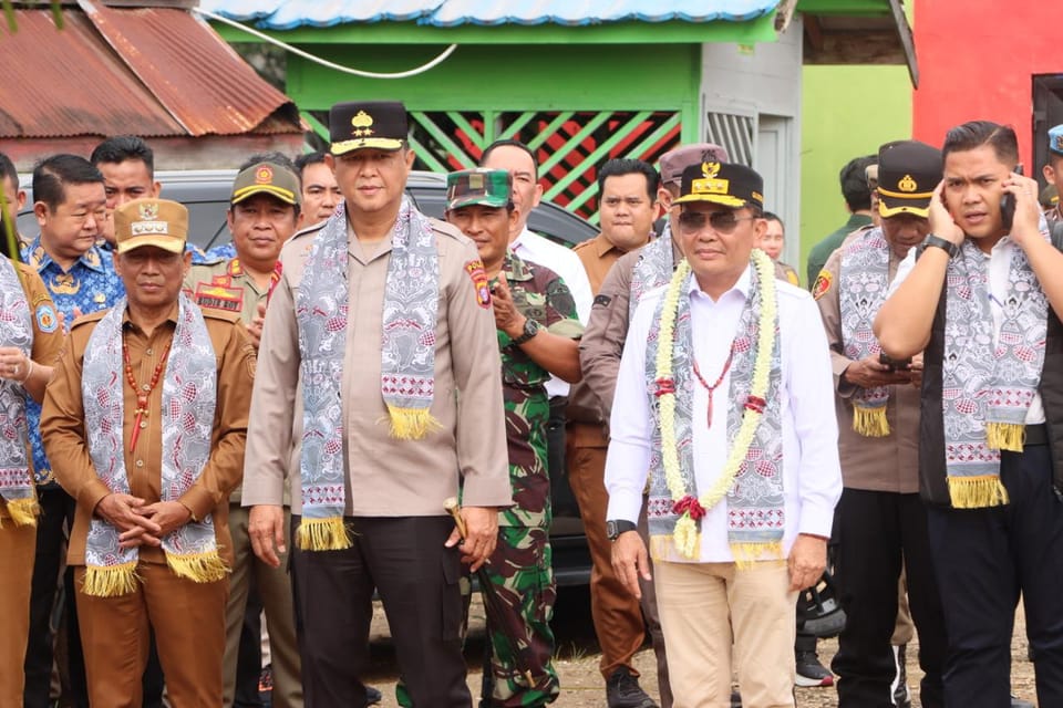 Kunker di Mura, Gubernur dan Kapolda Kalteng Tinjau Fasilitas Sekolah dan Gelar Pasar Murah