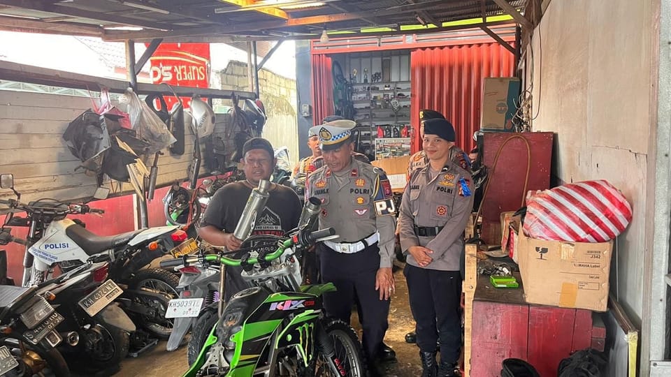 Personel Ops Zebra Telabang Sosialisasikan Kamseltibcarlantas di Bengkel Modifikasi