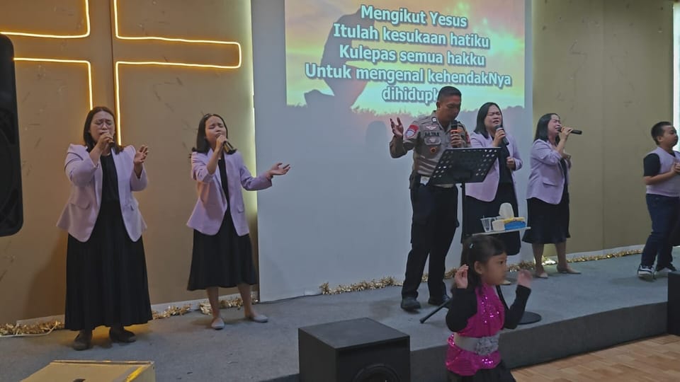 Polisi Kotim Ajak Jemaat Gereja Tertib Berlalu Lintas dan Serahkan Tali Asih