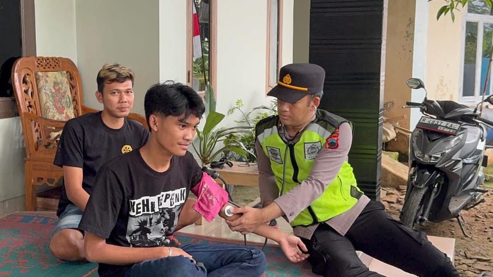 Polres Purbalingga Gerak Cepat Salurkan Bantuan dan Layanan Kesehatan di Desa Maribaya