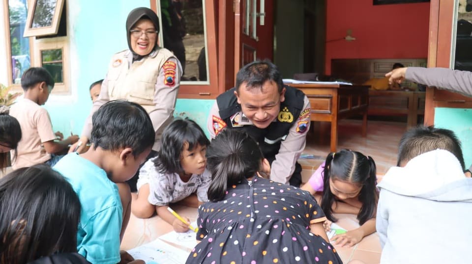 Polri Gelar Baksos, Layanan Kesehatan, dan Trauma Healing di Lokasi Tanah Bergerak Maribaya