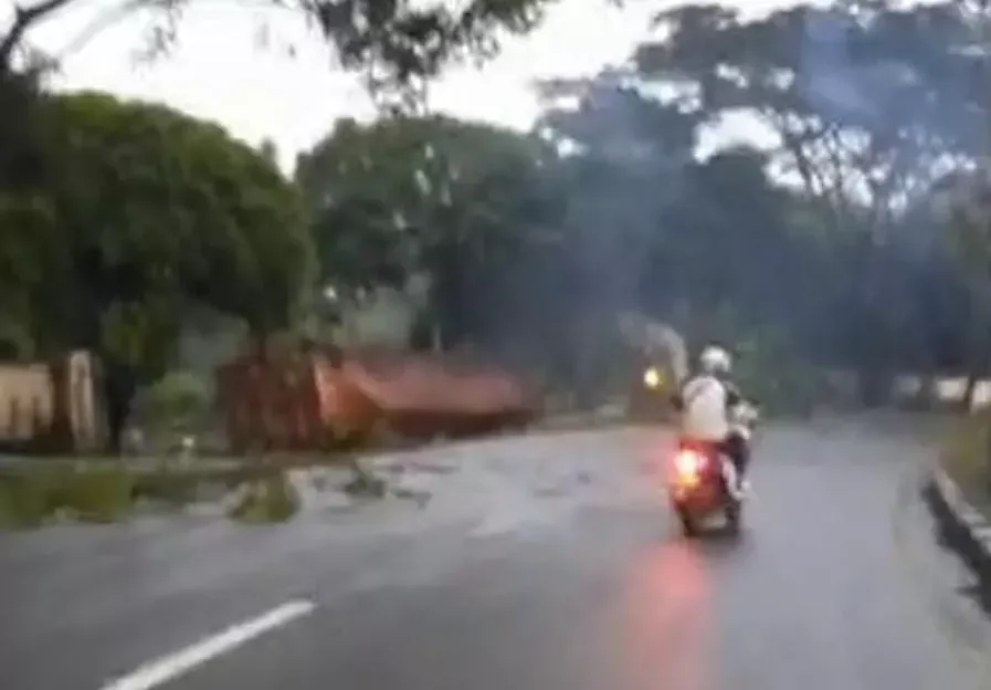 Rem Blong Diduga Jadi Penyebab Trailer Terguling di JLS Salatiga, Sopir Meninggal Dunia