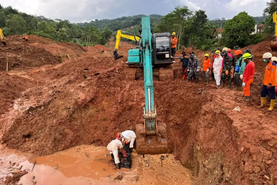 Tim SAR Perpanjang Operasi Pencarian Korban Longsor di Cilacap