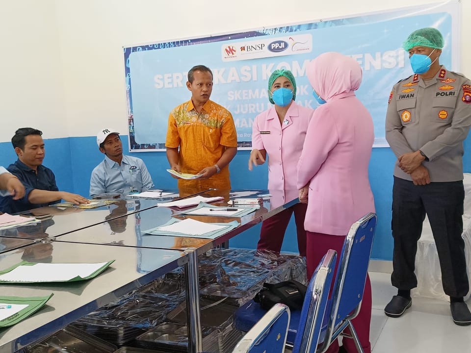 Tingkatkan Standar SOP MBG, Polda Kalteng Sertifikasi 18 Koki di Satuan Pengamanan