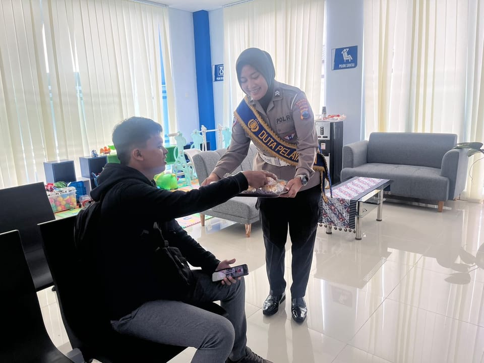 Warga Taat Pajak Kendaraan Dapat Snack dari Polresta Cilacap