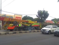 Evakuasi Truk Tronton yang Terguling di Banyumanik Petugas Tutup Sementara Jalan ke Semarang