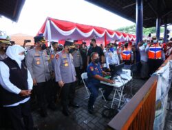 Kunjungi Terminal Surabaya Kapolri Pastikan Kesehatan Sopir dan Kelaikan Bus Guna Keselamatan Pemudik