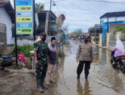 4 Desa di Pemalang Terdampak Banjir Rob, Kapolsek Ulujami Bagikan Ribuan Nasi Bungkus