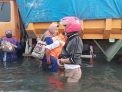 Gunakan Perahu Karet dan Pelampung, Polisi dan Petugas Gabungan  Evakuasi Karyawan PT Lamicitra