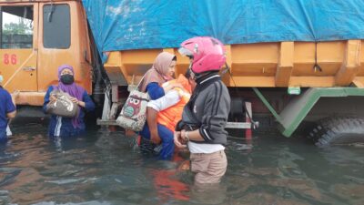 Gunakan Perahu Karet dan Pelampung, Polisi dan Petugas Gabungan  Evakuasi Karyawan PT Lamicitra