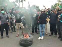 Demo Perbaikan Infrastruktur, Warga Bakar Ban di depan Kantor Bupati Pemalang
