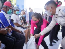 Wujud Kepedulian, Ketum Bhayangkari Bagikan Bansos Pada Warga Terdampak Rob di Sekitar Pelabuhan Tanjung Emas