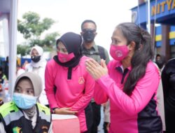 Ketua Umum Bhayangkari Bagikan Bantuan Pada Warga Terdampak Rob di Semarang