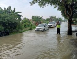 Banjir Genangi Ruas Jalan Di Wilayah Kecamatan Mranggen Polisi Bantu Dorong Motor Warga