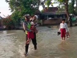 Terdampak Banjir, Kanit Lantas Polsek Mrangen  Bantu Anak-anak Brangkat Sekolah
