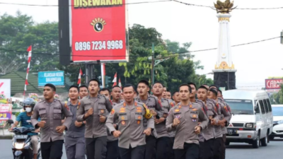 Kapolres Banjarnegara Lari Keliling Kota Bareng Dua Pleton Anggota Polisi