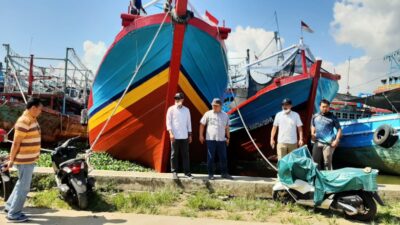 Hari Bhayangkara ke-76, Polri Sumbang  Apar dan Pelampung Pada Kelompok Nelayan Juwana Pati