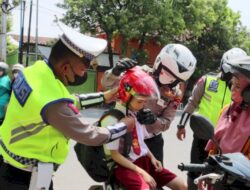 Cegat Anak Sekolah Tak Pakai Helm, Satlantas Polres Pemalang Justru Beri Helm