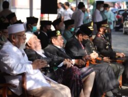 Dengan Berkursi Roda, Ustad Abu Bakar Ba’asyir Hikmat Mengikuti Upacara HUT Kemerdekaan RI di Ponpes Al Mukmin Ngruki