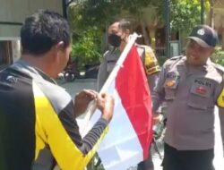 Kapolsek Batangan Keliling Desa Bagikan Bendera Merah Putih untuk Menumbuhkan Rasa Nasionalisme