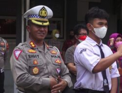 Kasatlantas Polrestabes Semarang Beri Penghargaan Siswa SMP 30 Atas Aksinya