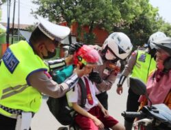 Keren! Pelajar Tak Pakai Helm Saat Dibonceng Sepeda Motor, Polisi Beri Helm Gratis