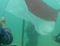 POSSI dan TNI Polri Kibarkan Bendera Merah Putih di Dasar Laut Teluk Melano Timur