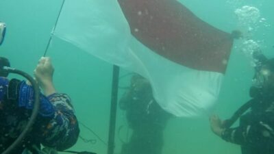 POSSI dan TNI Polri Kibarkan Bendera Merah Putih di Dasar Laut Teluk Melano Timur