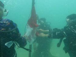 POSSI dan TNI Polri Mengibarkan Bendera Merah Putih di Dasar Laut Teluk Melano Timur