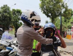 Pelajar Tak Pakai Helm Saat Dibonceng Sepeda Motor, Polisi Beri Helm Gratis