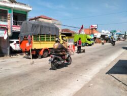 Perbaikan Jalan Di wilayah Karangawen, Polsek Karangawen Laksanakan Pengaturan lalu lintas