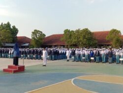 Peringati HUT Kemerdekaan RI ke-77, Bhabinkamtibmas Polsek Mijen Mengikuti Upacara Bendera di Sekolah Binaanya