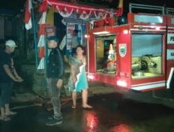Satu Rumah Terbakar, TNI Polri Bersama Warga Dibantu Damkar Padamkan Api