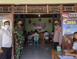 Sinergitas Bhabinsa dan Bhabinkamtibmas Monitoring Penetapan DPT Pilkades Desa Binaan