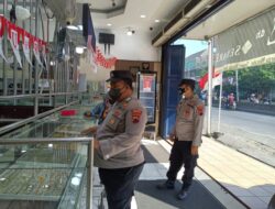 Patroli Polsek Datangi Toko Emas Sampaikan Pesan Kamtibmas Pada Karyawan Toko