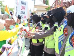 Aksi Unra Berjalan Aman, Polwan Polres Demak Bagikan Air Mineral Kepada Demonstran