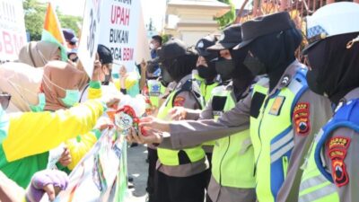 Aksi Unra Berjalan Aman, Polwan Polres Demak Bagikan Air Mineral Kepada Demonstran