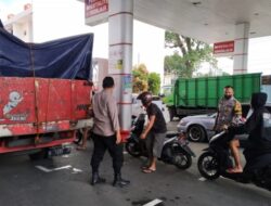 Anggota Polsek Tingkir Tertibkan Antrian Pembeli BBM Di SPBU Payaman Pasca Kenaikan Harga
