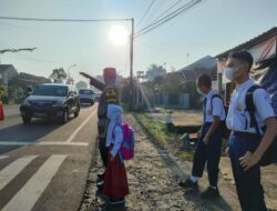 Bantu Anak Menyebrang Jalan Saat Berangkat Sekolah, Personel Polres Banjarnegara Gelar PAM AG